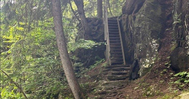 Amerykańska nastolatka spadła z wysokości ponad 90 metrów podczas wędrówki po Szwajcarii Amerykańska nastolatka spadła z wysokości ponad 90 metrów podczas wędrówki po Szwajcarii