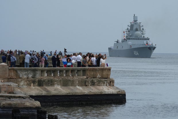 Pessoas observam a fragata russa Almirante Gorshkov entrando no porto de Havana, em Cuba, em 12 de junho de 2024.