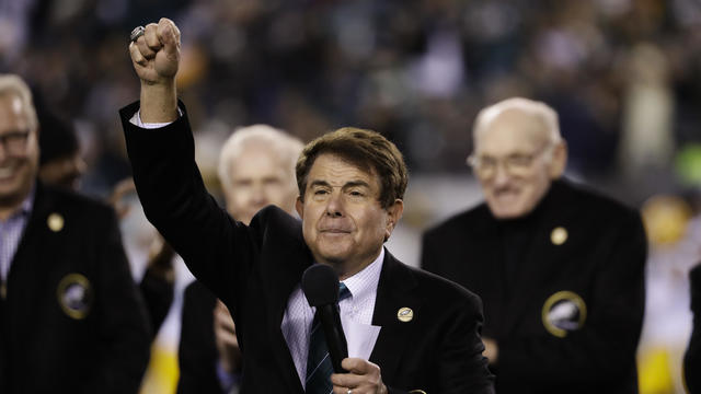philadelphia-eagles-broadcaster-merrill-reese-talks-to-the-crowd-his-picture-id626356570.jpg 