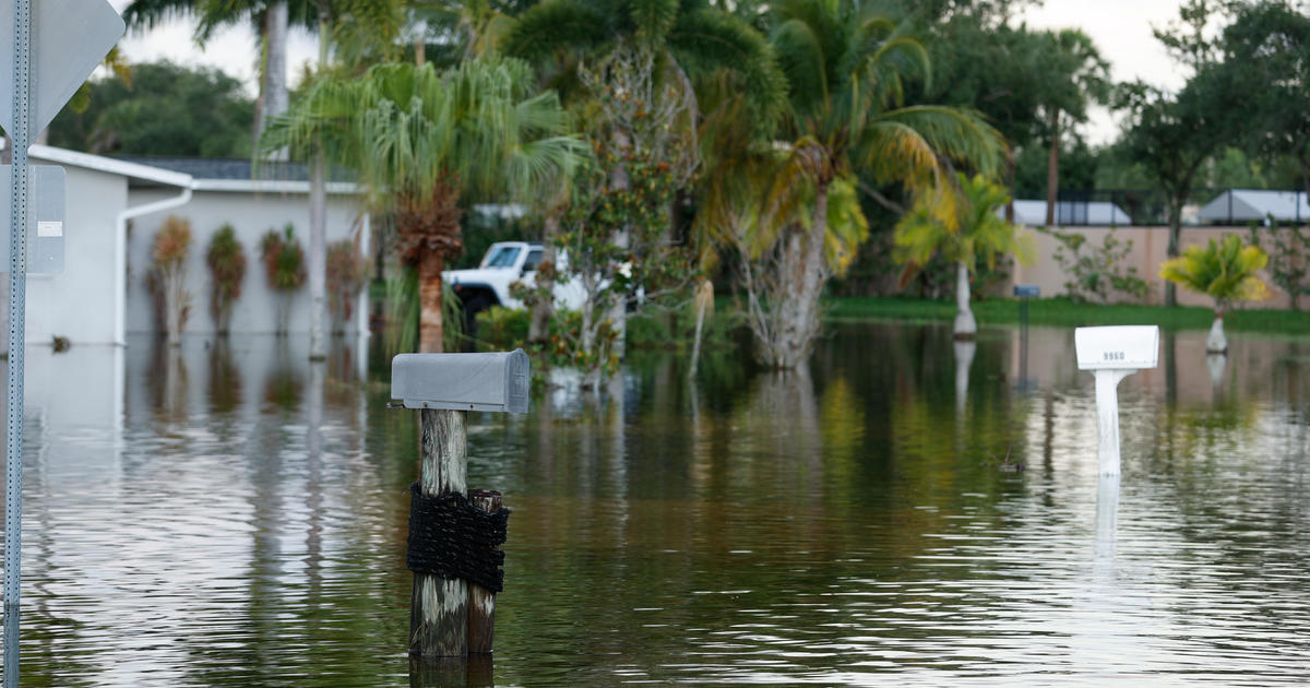 Картите и снимките показват масивни валежи във Флорида, тъй като наводнените общности са изправени пред продължаващи проливни дъждове