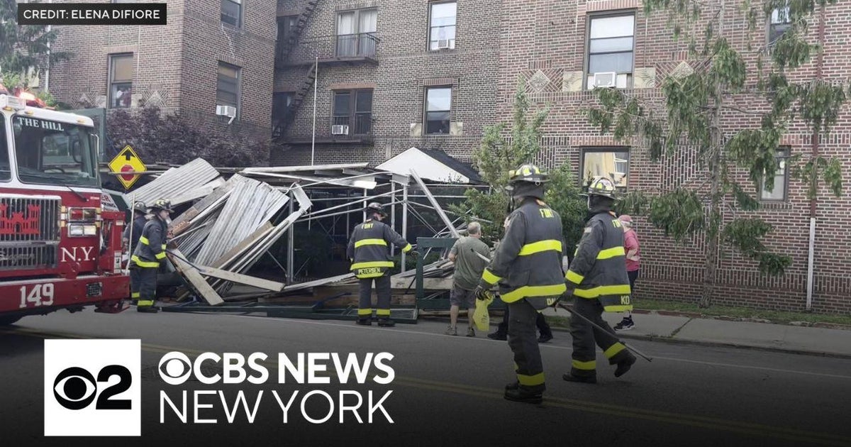 Scaffolding falls onto vehicle in Brooklyn - CBS New York