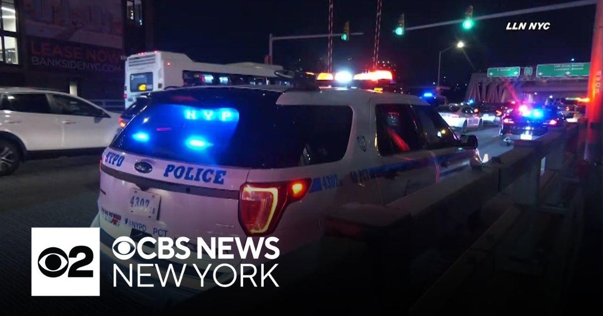 NYPD officer hurt trying to stop fleeing suspect - CBS New York