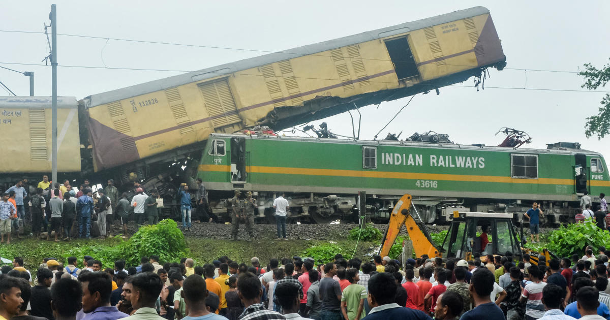Влакова катастрофа в Индия остави най-малко 8 загинали, десетки ранени, тъй като товарен влак се вряза в пътнически влак