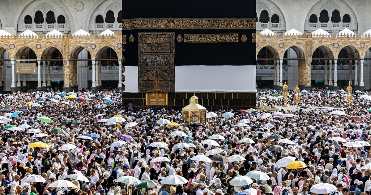 Los diplomáticos dicen que más de 300 egipcios mueren debido al calor mientras realizaban la peregrinación Hajj en Arabia Saudita.