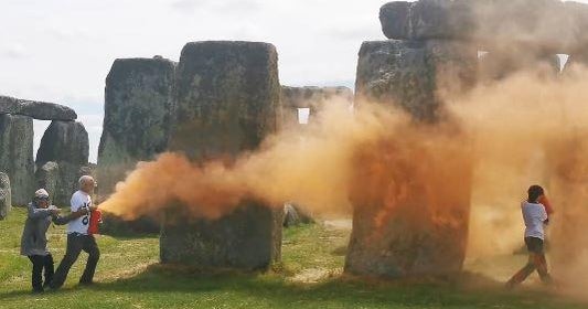 Aktywiści Just Stop Oil spryskali Stonehenge pomarańczową farbą, wzywając Wielką Brytanię do „wycofywania się z paliw kopalnych”. Aktywiści Just Stop Oil spryskali Stonehenge pomarańczową farbą, wzywając Wielką Brytanię do „wycofywania się z paliw kopalnych”.