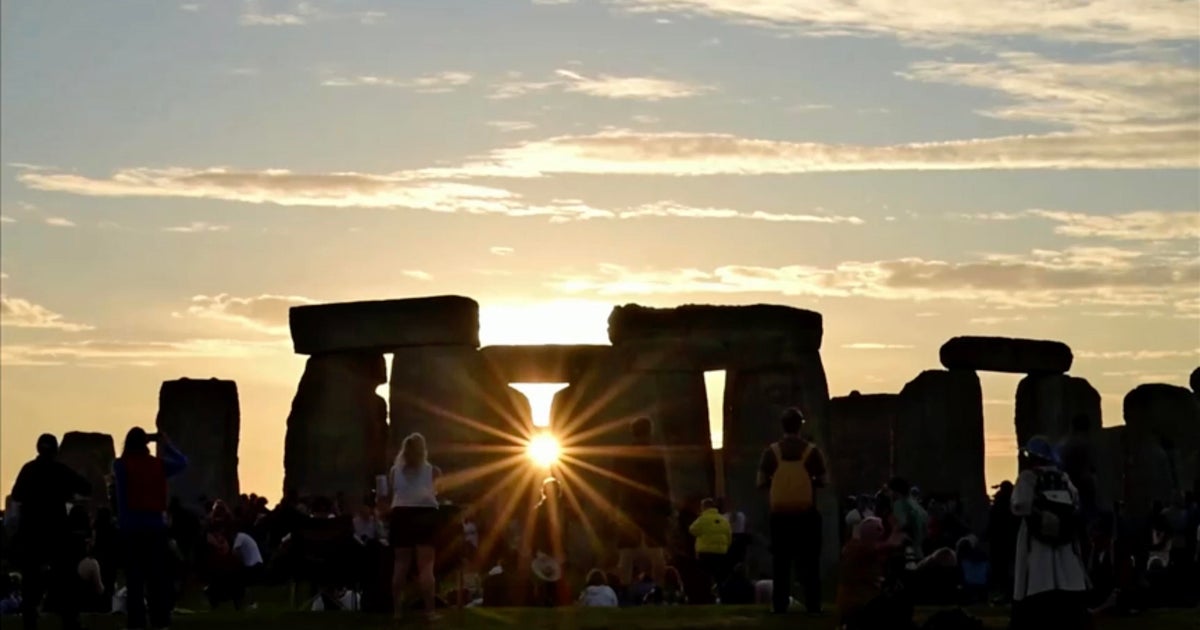 Images show the 2025 summer solstice at Stonehenge