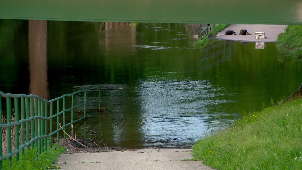Rising Minnesota River triggers highway, bridge closures