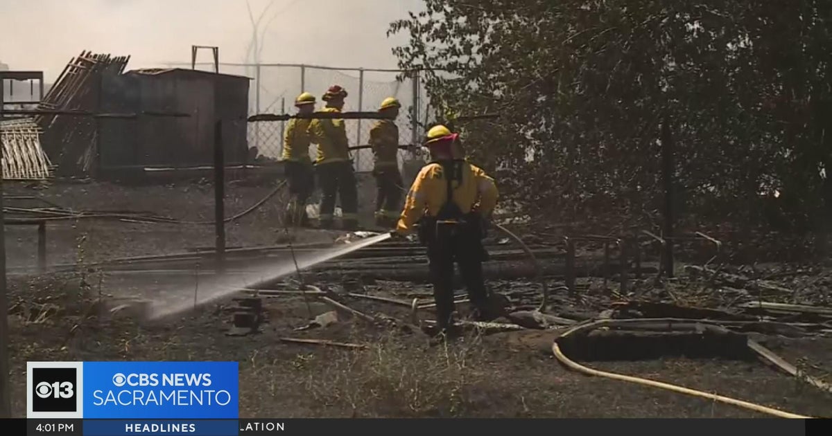 Grass fire burns home, several cars in north Sacramento - CBS Sacramento
