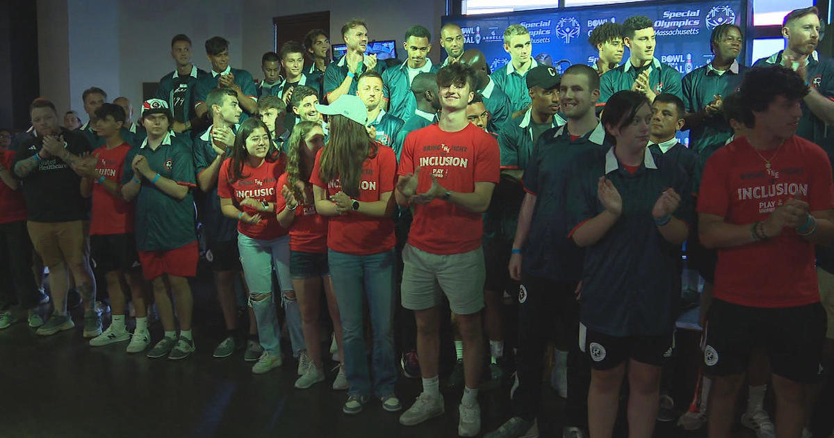 Revolution players help raise 0,000 for Special Olympics during “Bowl for a Goal”
