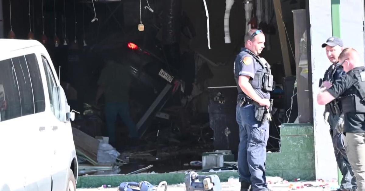 At least 4 killed, 9 injured when vehicle crashes into nail salon in Deer Park, Long Island – CBS New York