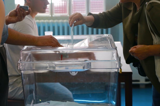 França celebra primeiro turno das eleições legislativas