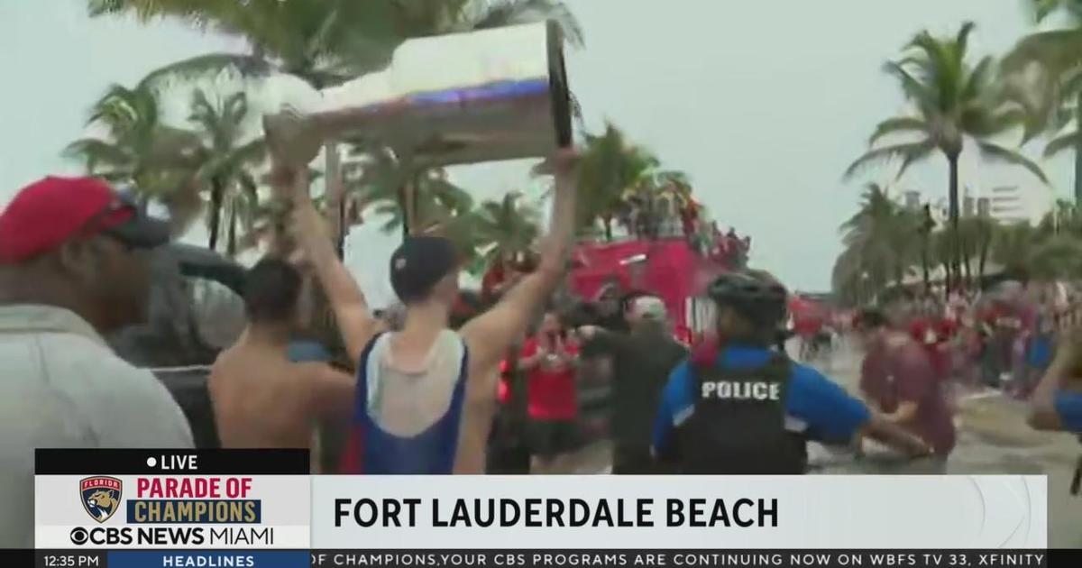 The rest of the Florida Panthers make it to the end of the parade