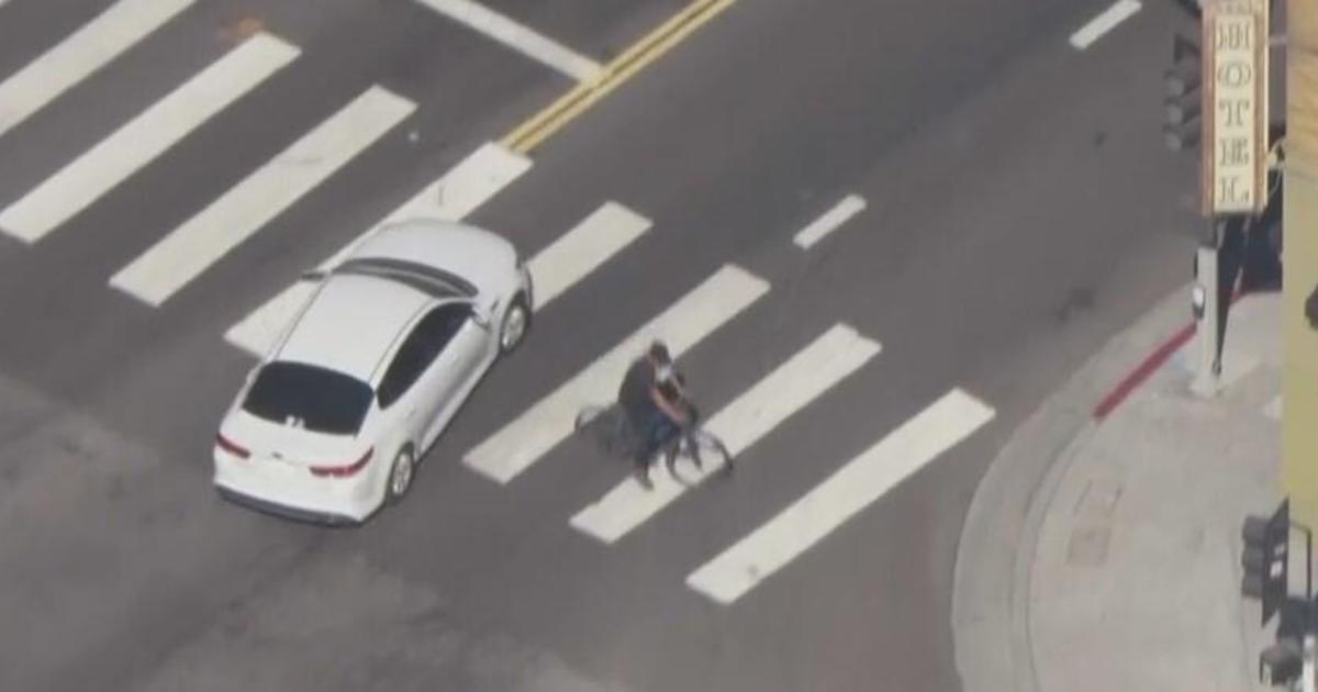 Five suspects jump from stolen car after LAPD chase