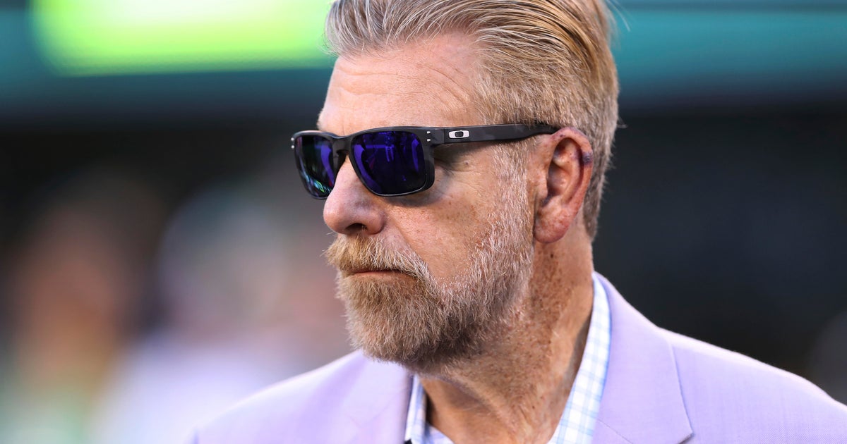 Howard Eskin wurde von der Arbeit im Citizens Bank Park suspendiert, nachdem er einem Aramark-Mitarbeiter unerwünschte Annäherungsversuche gemacht hatte Howard Eskin wurde von der Arbeit im Citizens Bank Park suspendiert, nachdem er einem Aramark-Mitarbeiter unerwünschte Annäherungsversuche gemacht hatte