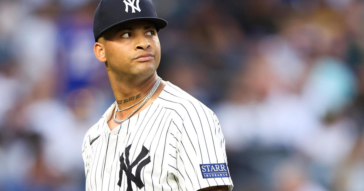 Luis Gil's struggles continue, Yankees' rally falls short in loss to Reds -  CBS New York