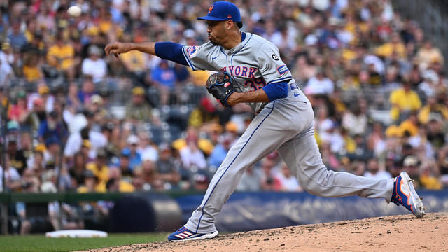 Edwin Díaz #39 of the New York Mets delivers a pitch in the ninth inning during the game against the Pittsburgh Pirates at PNC Park on July 6, 2024 in Pittsburgh, Pennsylvania. 