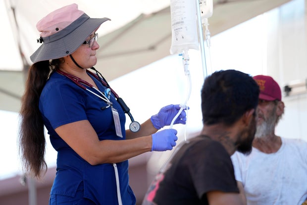 Assistência médica para moradores de rua em condições de calor extremo