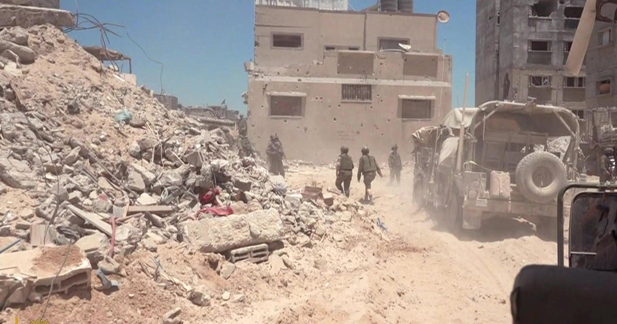 Gazze'de çorak bir arazide turlamak