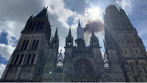 rouen-cathedral-fire-wide.jpg 