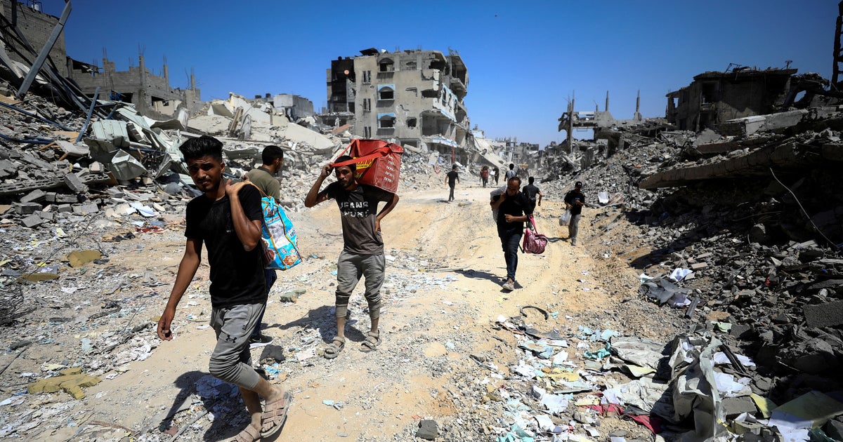 Sivil savunma çalışanı, İsrail'in Gazze'ye düzenlediği saldırının ardından enkazdan çok sayıda cesedin çıkarıldığını söyledi