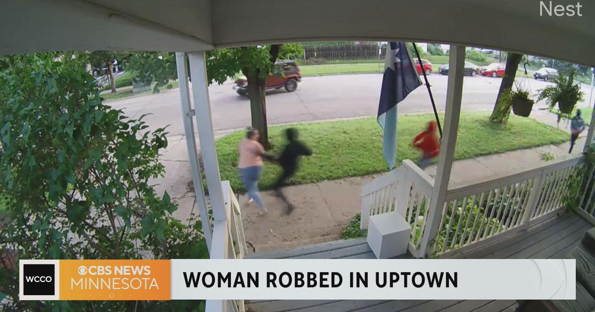 Video shows trio robbing woman in south Minneapolis - CBS Minnesota