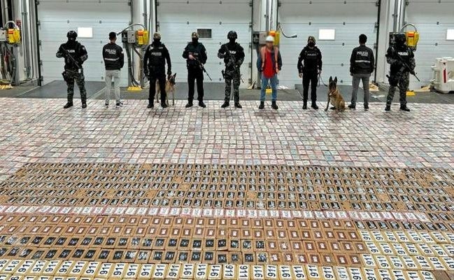 Police dogs sniff out over 6 tons of cocaine hidden in banana shipment ...