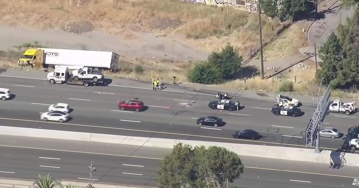 Watch Scene of fatal multivehicle crash of Highway 680 in Fremont(00)