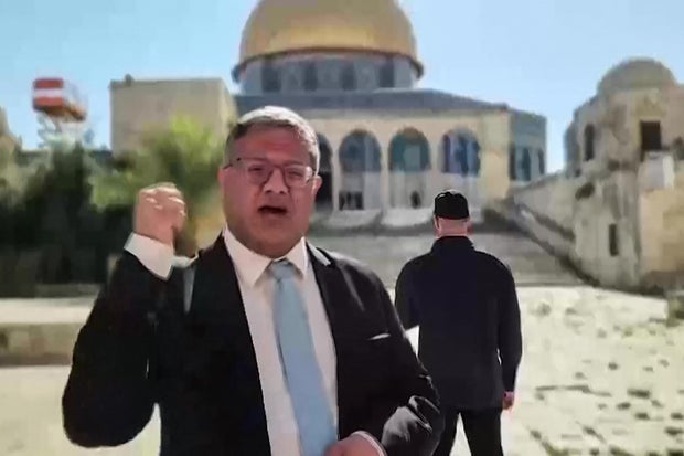 Uma captura de tela tirada de imagens da AFPTV mostra o ministro da segurança nacional de Israel, Itamar Ben-Gvir, falando no complexo da Mesquita Al-Aqsa, em Jerusalém, em 18 de julho de 2024.