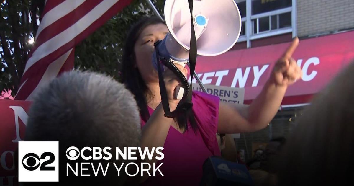 NYC councilwoman charged with assault after allegedly biting NYPD officer - CBS New York