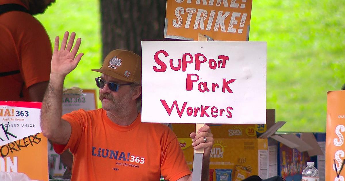 Minneapolis park workers on strike attend Minnehaha Art Fair to have more meaningful interactions