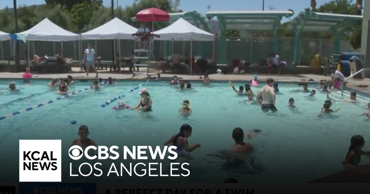 Families avoid sweltering heat by flocking to Pacific Community Pool in ...