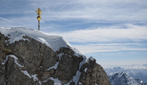 The Zugspitze summit cross is being straightened 