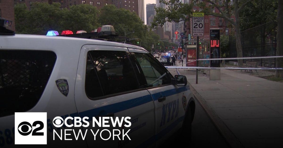 2 injured in stabbing on Lower East Side - CBS New York