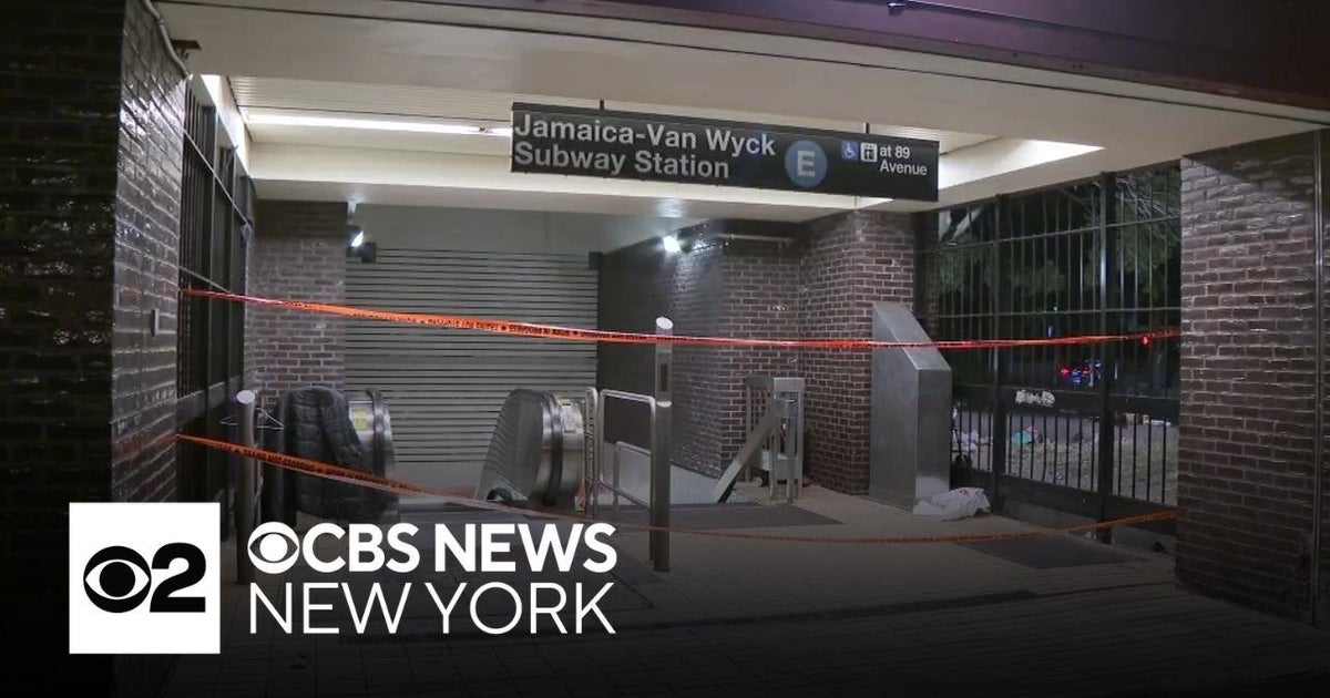 Woman stabbed at Queens subway station - CBS New York