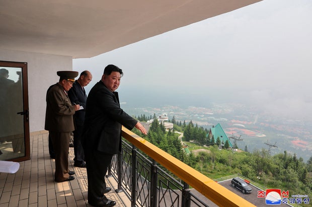 Líder norte-coreano Kim Jong Un lidera projeto de construção da cidade de Samjiyon