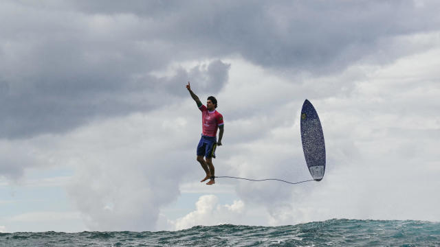 TOPSHOT-SURFING-OLY-PARIS-2024 