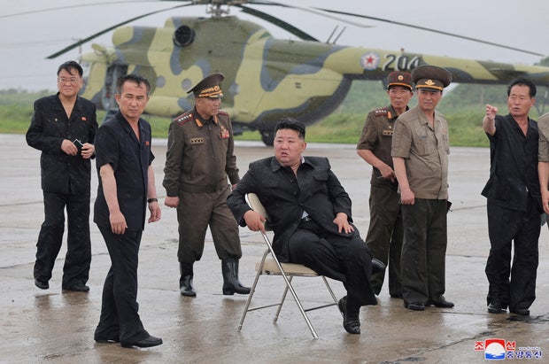 O líder norte-coreano Kim Jong Un observa os esforços de resgate em áreas inundadas perto da fronteira do país com a China, na província de Pyongan do Norte.