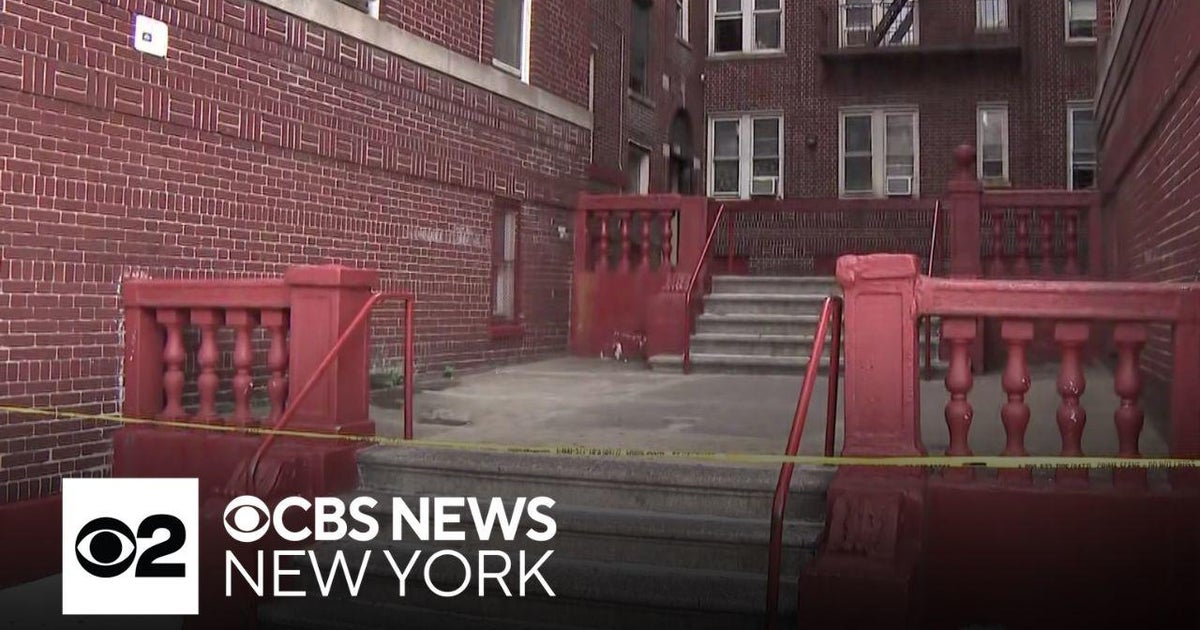 Man stabbed to death in lobby of Bronx apartment building - CBS New York