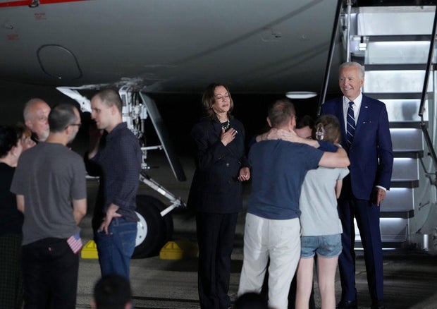 O presidente Biden dá as boas-vindas aos americanos libertos na Base Aérea de Andrews