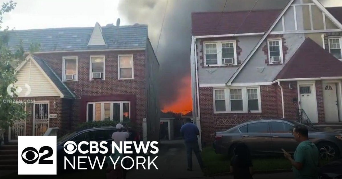 3 hurt as 5-alarm fire spreads to multiple homes in Queens - CBS New York