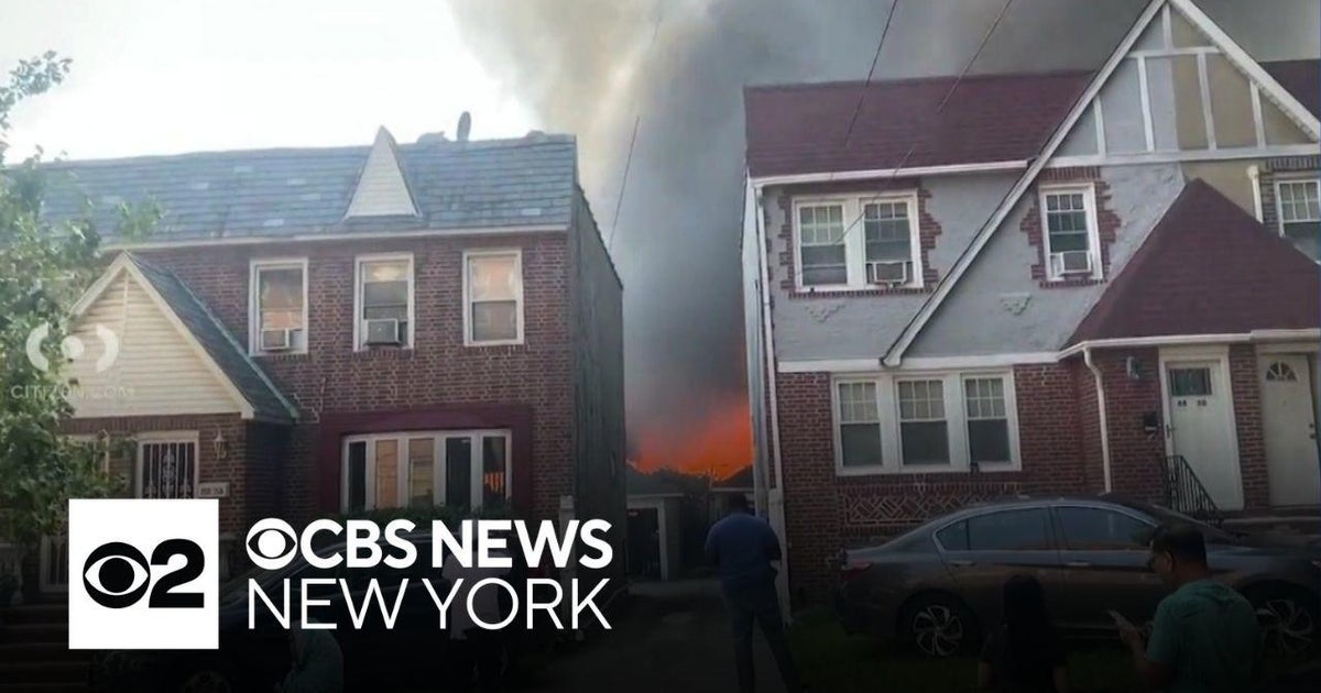 Fire spreads to multiple homes in Queens, dozens displaced - CBS New York