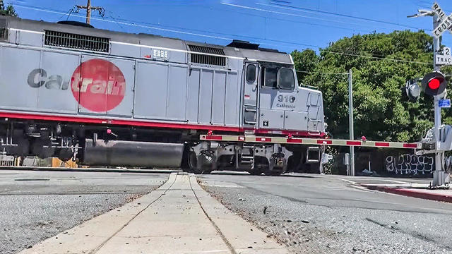 caltrain-xing.jpg 