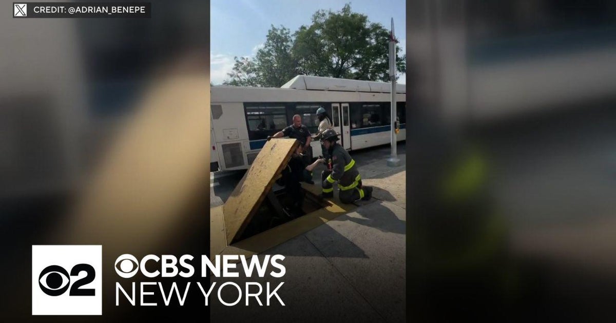 Woman dies after falling between subway cars in Brooklyn - CBS New York