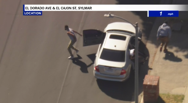 suspects-jump-out-of-car.png