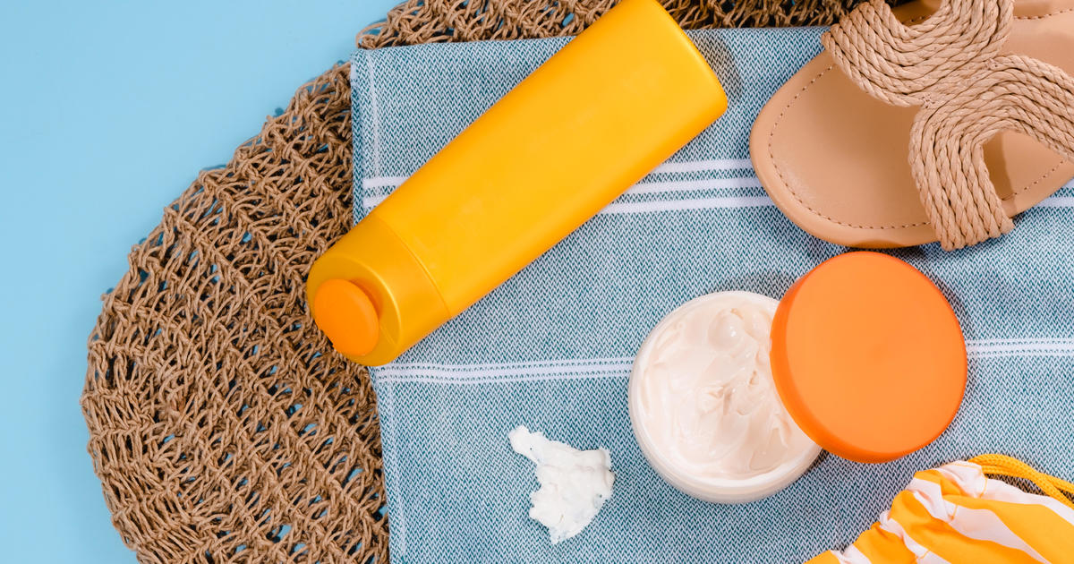 Experts say a common ingredient in US sunscreens can turn clothes orange