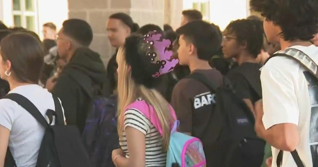 Broward high schools had fewer metal detector delays on 2nd day of school year Broward high schools had fewer metal detector delays on 2nd day of school year