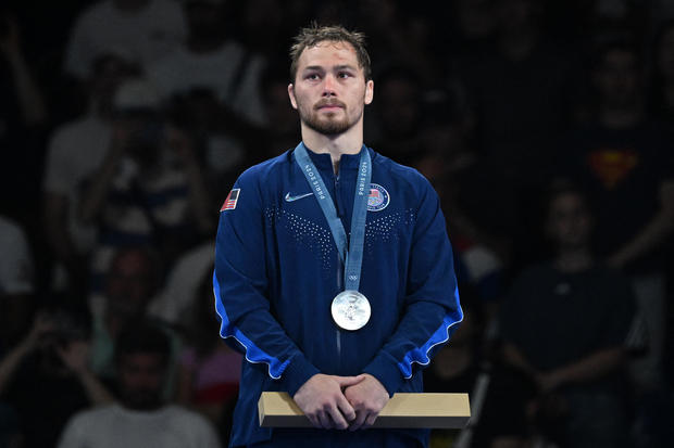 WRESTLING-OLY-PARIS-2024-MEDALS 