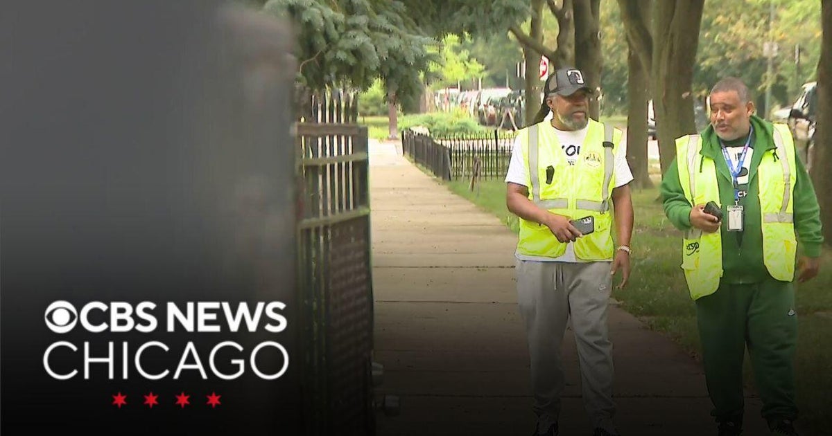 Chicago group works to de-escalate arguments in neighborhoods - CBS Chicago