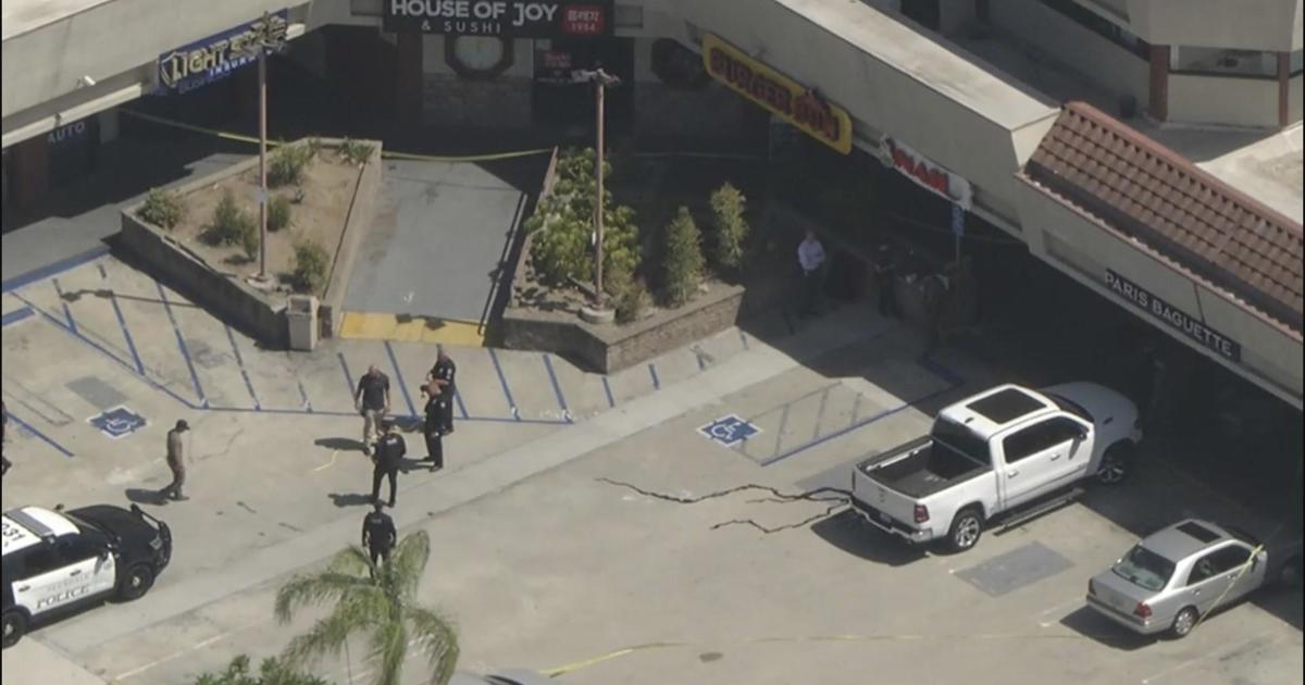 Man shot to death in Glendale shopping center parking lot