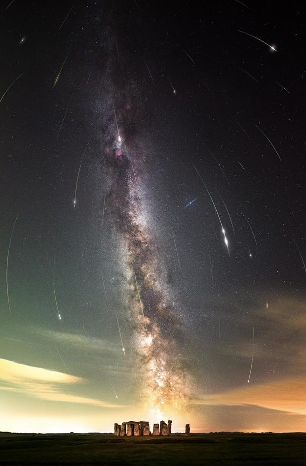 Dazzling photo shows Perseid meteor shower’s “ancient fireworks” raining down on Stonehenge: “Window to the universe” News Ad